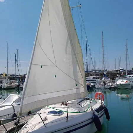 Jolie Petit Voilier A La Rochelle Botel *