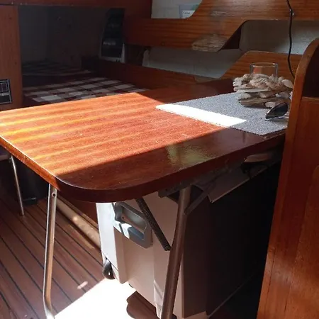 Jolie Petit Voilier A La Rochelle Botel *